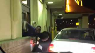 マクドナルドのドライブスルーで黒人店員が白人客をフルボッコに（動画）