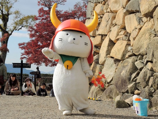 Hikonyan_performing_at_Hikone_Castle