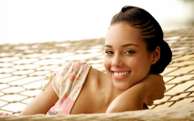 cute-alicia-keys-smiling