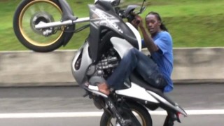 ノーヘルでバイク乗る警察官 2chに許される ※動画アリ※