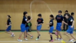 【神業しゅごい】日本の小学生「高速縄跳び」世界記録樹立ヾ(*≧∀≦)ﾉﾞ GIfと動画