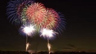 花火と雷の奇跡のコラボレーションをご覧ください＜関東大雷雨＞都心で1000発の落雷