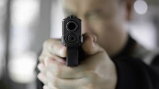 【非常事態】至近距離で銃を向けられた時の正しい対処方法 ⇒