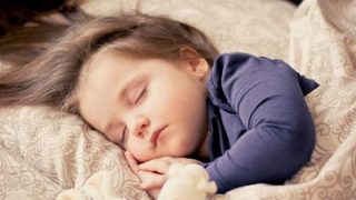 子供が眠り込んで起きなくなる「生存放棄症候群」がスウェーデンだけで発生