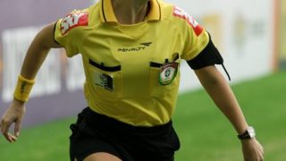 【サッカー】選手をからかう美人審判が話題 →GIFと動画