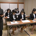 日本企業の女子社員新人研修の光景がヤベーゾｗｗｗｗｗｗｗｗｗｗｗ