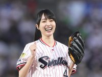 【賀喜遥香】【ヤクルト】乃木坂46賀喜遥香「100点」ノーバン始球式に満足　父の教えでフォーシーム握り