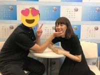 【AKB48】【悲報】写真会でがっつりヲタクの手にアゴをのせてるおばさんメンバーが見つかるwwwwwwwwww