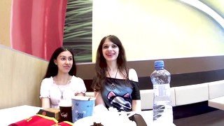 Esibizionismo, In pubblico, Tette piccole
