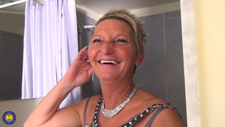 Nonna, Mature, Capelli corti