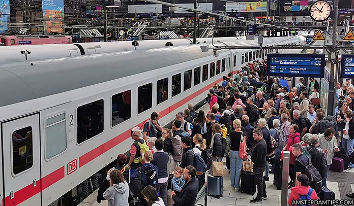 hamburg-copenhagen intercity train at hamburg hbf