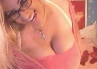 Teen Fattie Exposes Big Boobs!