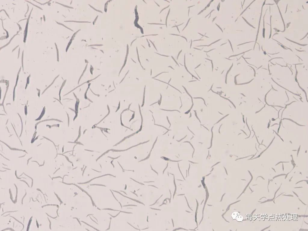 针状马氏体+碳化物 400×