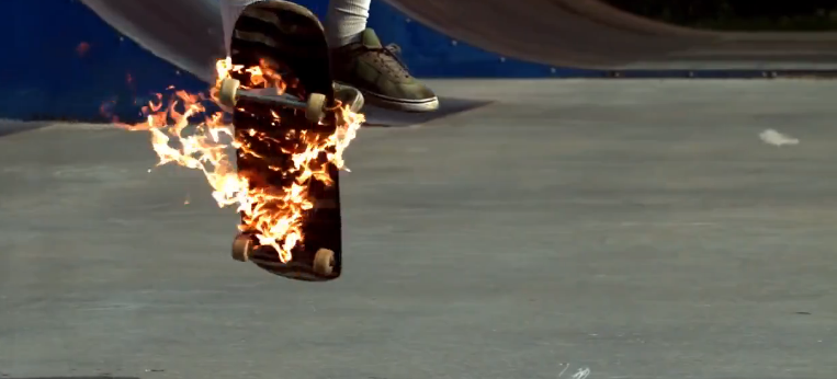 【動画】炎に包まれたスケボーを乗りこなす映像がかっこいい