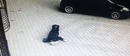 【衝撃動画】防犯カメラが捕らえた飛び降り自殺の瞬間