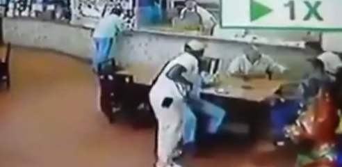 【動画】警察官がレストランで暗殺される様子が撮影される
