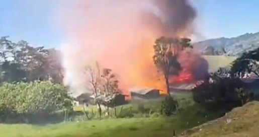 【衝撃動画】コロンビアで花火工場が大爆発して撮影者も吹っ飛ぶ！