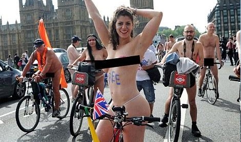 【画像】イギリスで行われた ”全裸自転車大会” の様子が酷すぎる