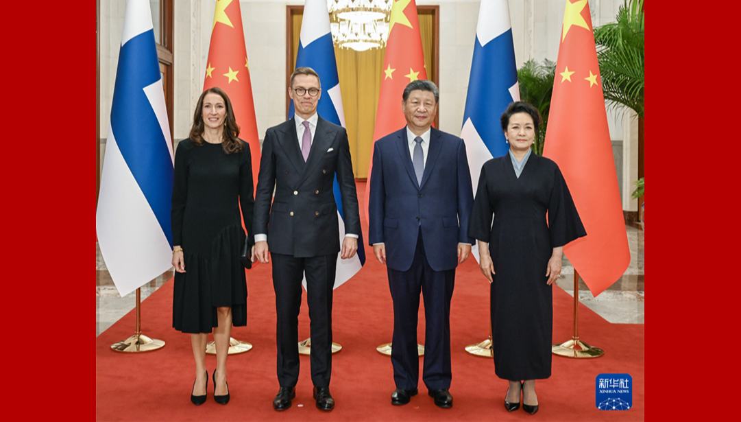 Xi Jinping spricht mit finnischem Präsidenten Alexander Stubb                    Der chinesische Staatspräsident Xi Jinping hat am Dienstag ein Gespräch mit dem finnischen Präsidenten Alexander Stubb geführt, der sich zu einem Staatsbesuch in China aufhält.