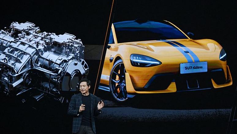 Xiaomi sticht Tesla mit schnellerer Version seines neuen EV-Flaggschiffs                    Xiaomi hat am Dienstag eine Luxusversion seines Elektro-Sportwagens SU7 vorgestellt. Das 114.000 US-Dollar teure Modell soll das schnellste viertürige Auto in der Produktion sein und damit eine direkte Konkurrenz zu Tesla und Porsche darstellen.