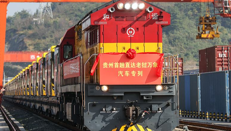 China exportiert E-Busse aus Guizhou nach Laos                    Ein Güterzug mit 28 in Guizhou hergestellten Bussen mit neuer Energie verließ am 28. Oktober den Dulaying International Land-Sea Logistics Port in Guiyang in der südwestchinesischen Provinz Guizhou in Richtung Südbahnhof von Vientiane in Laos.