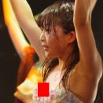 【大事故】貧乳JSアイドルさん、ライブで浮きブラから豆乳首が見えてしまう…