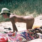 郷に入っては郷に従え！ヌーディストビーチで全裸になってる日本人女性の盗撮画像がこちらwww