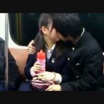 【高校生カップル盗撮】電車の中で彼氏にフェラチオしてる女子高生がいるんだが…