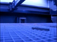 レーザー加工機でスーパーマリオブラザーズのBGMを演奏している動画