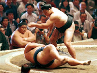 通算1045勝、横綱千代の富士　連勝53ストップ歴史的一番