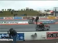 バイクレース開始直後にクラッシュ、更に不幸は続く・・・