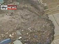 日本の映像だとは思えない津波の動画。みんな逃げて逃げて！