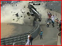 コースマーシャル、カメラマンたちを襲うマシンの破片。ル・マン24時間レースで激しいクラッシュ