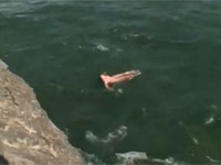 ナイアガラの滝から女性が落下して死亡。その姿が偶然撮影されYouTubeに