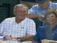 ファールボールがきた！野球観戦を完全に楽しんでいるブッシュ元大統領。