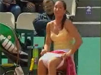試合中に観客の前でパンティーを生着替えしちゃう女子テニス選手