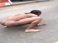 ニューヨークで見かける光景「車とガチで相撲をとりたい全裸男性」