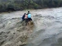 川の死亡事故映像。鉄砲水に流された5人が落差90メートルの滝から落下