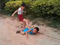 女児の無慈悲な攻撃。小さな子供に喧嘩をけしかける中国のお父さん。