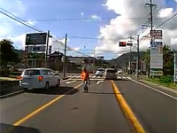 認知症か？神奈川県で危険なおばあさんを撮影したドライブレコーダー映像