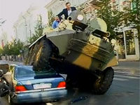 リトアニアの市長が装甲車で違法駐車を破壊！