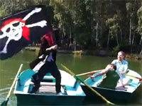 ロシア動画。これは酷いｗ公園の池に現れた海賊がカップルを襲うｗ