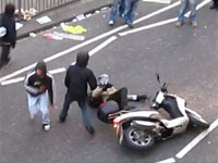 もはやロンドンの暴動は199X年レベル。走っているバイクを襲う暴徒。