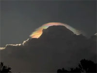 神々しいにもほどがある、雲の上に現れた虹色の光り「彩雲」
