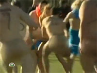 全裸男女が全力でタックル。ニュージーランドで裸グビー戦