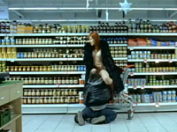 スーパーマーケットでクンニしてたら子供に見られちゃった動画
