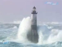 荒れ狂う海、超荒波に飲まれる灯台を守るという危険なお仕事