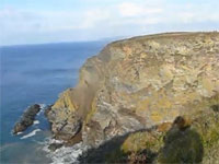 奇跡的に撮影された大迫力な海岸侵食の動画。巨大な崖が突然崩壊する！