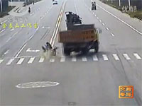 中国の交通事故事情。監視カメラが捉えた事故映像108連発。交差点どーん