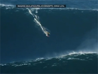 信じられない大波。サーフィンで高さ30メートルの波に乗り世界記録を樹立。